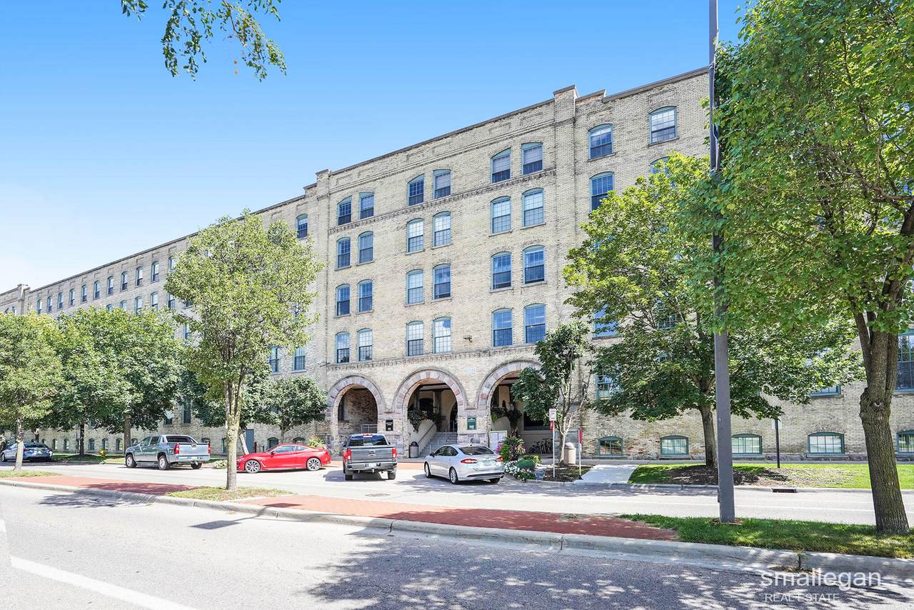 940 Monroe Avenue - Photo 1