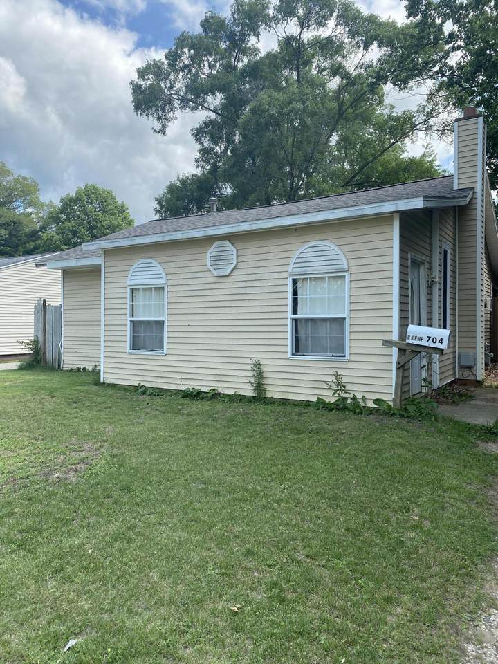704 Alma Street - Photo 1