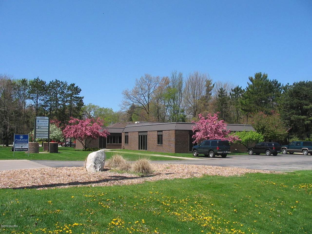 1060 Norton Avenue - Photo 1