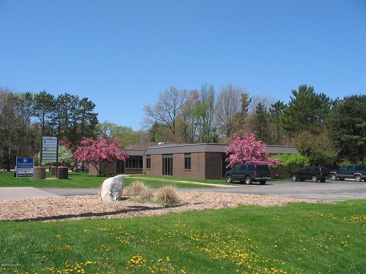 1060 Norton Avenue - Photo 1