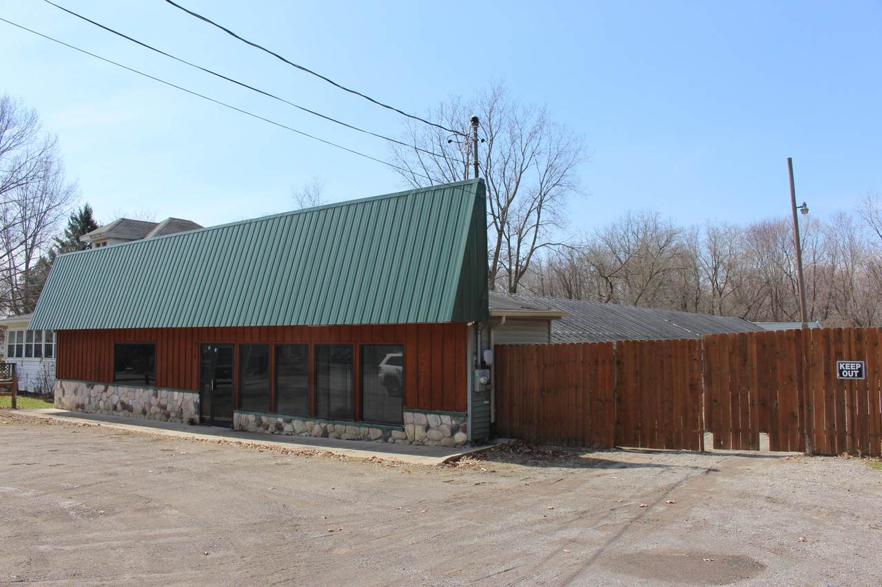 916 Sutton Road - Photo 1