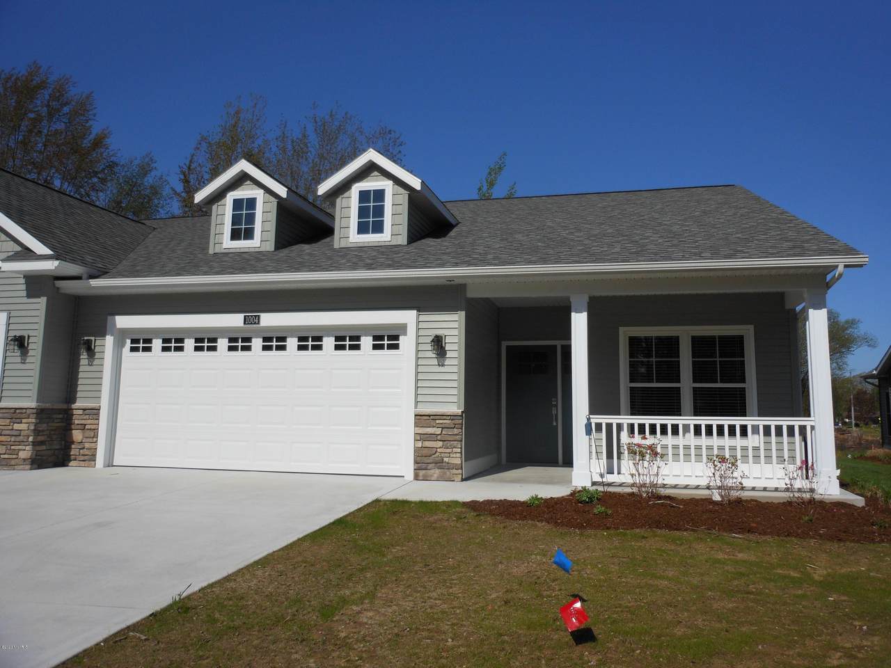 1085 Maplewood Court - Photo 1