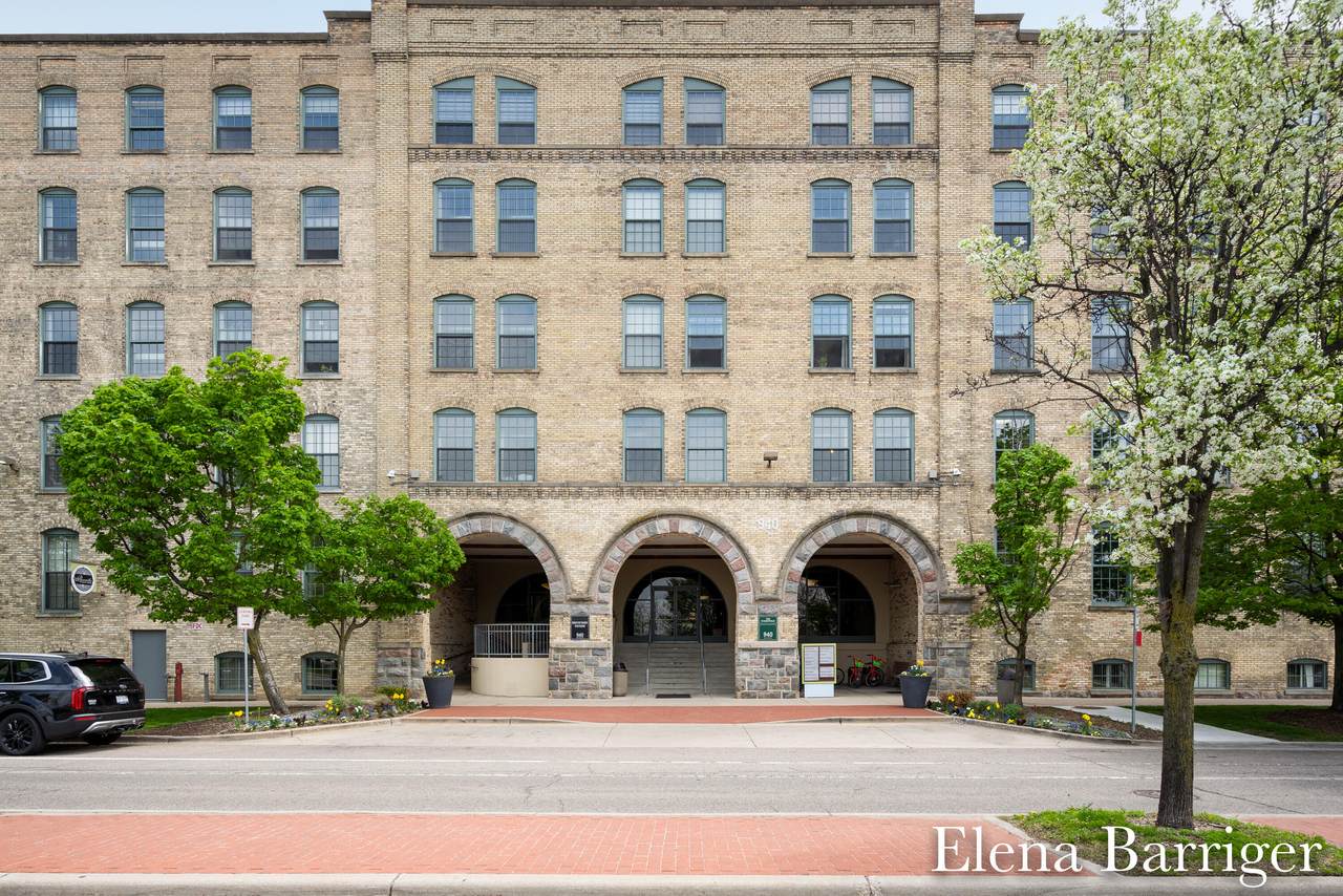 940 Monroe - Photo 1