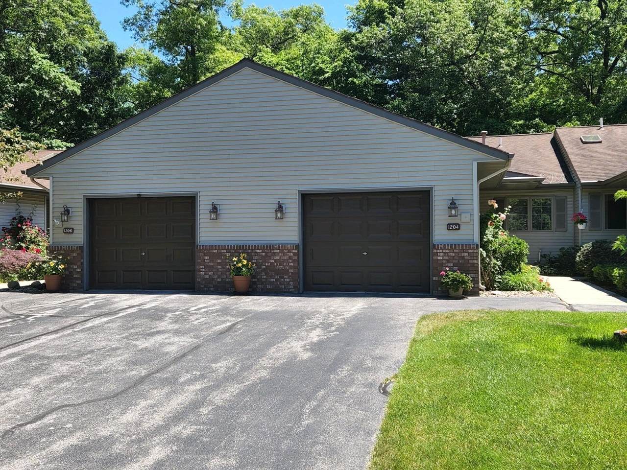 1204 Creekview Drive - Photo 1