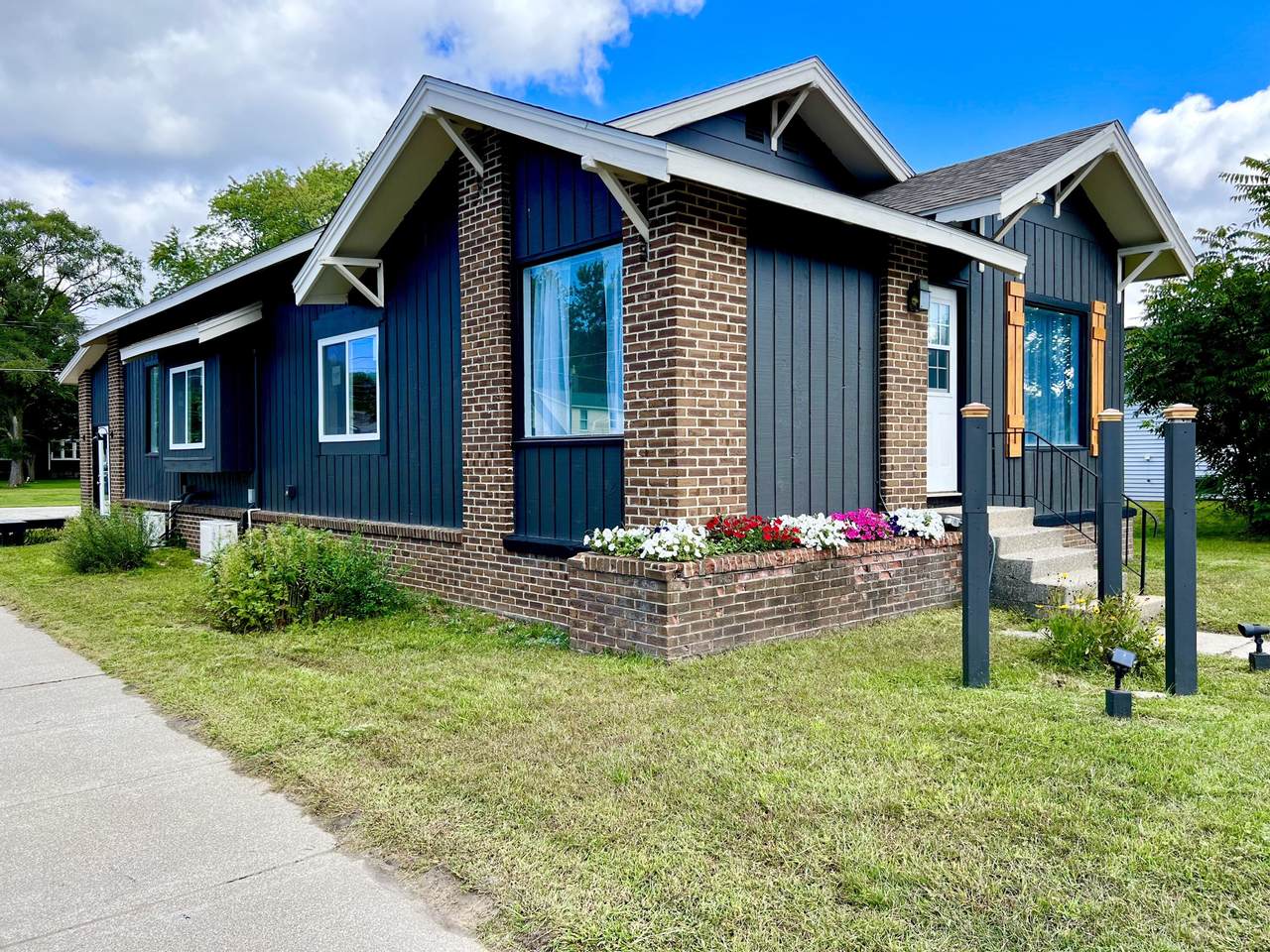 901 Ludington Avenue - Photo 1