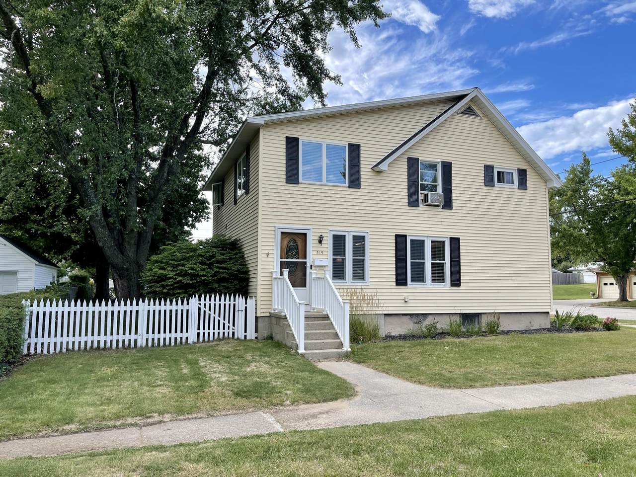 319 Lavinia Street - Photo 1