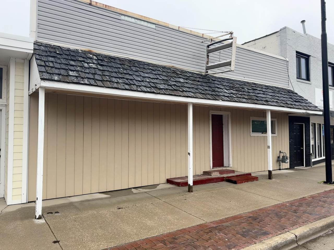 28 Main - Photo 1
