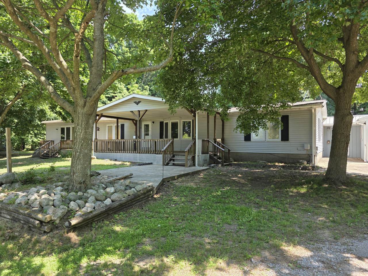 627 44th Street - Photo 1