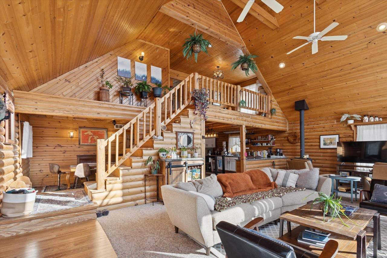 8484 Rollin Highway - Photo 1