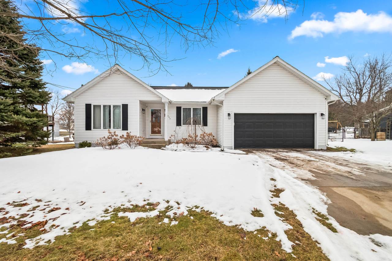 493 Salem Drive - Photo 1