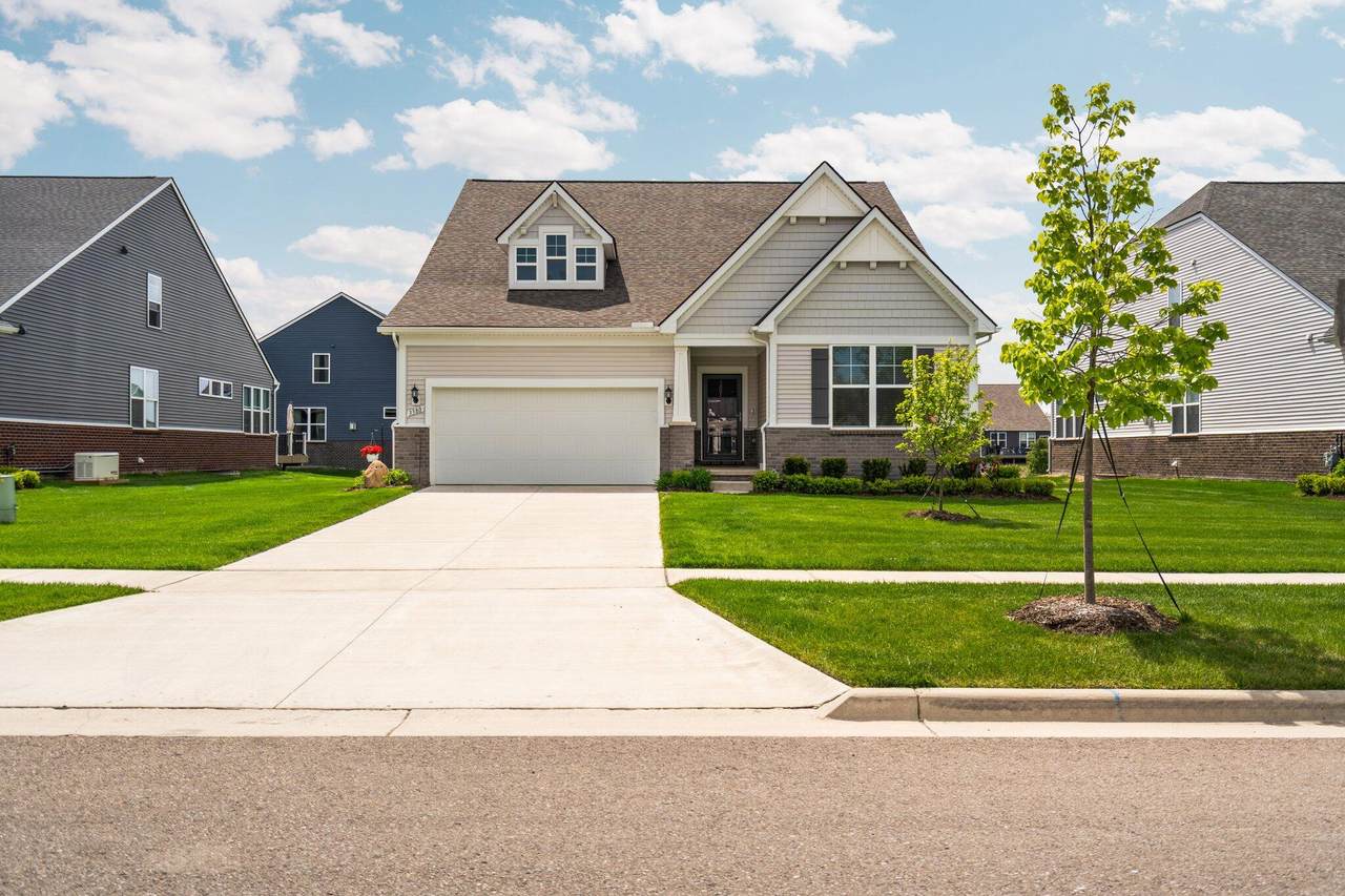 3380 Roslyn Drive - Photo 1