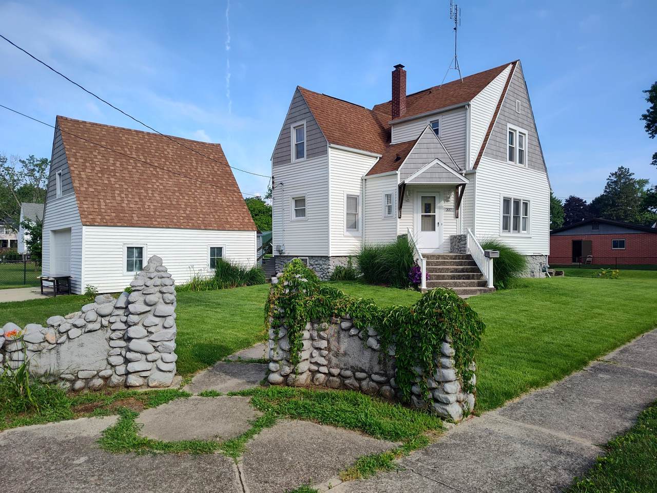 207 Douglas Street - Photo 1