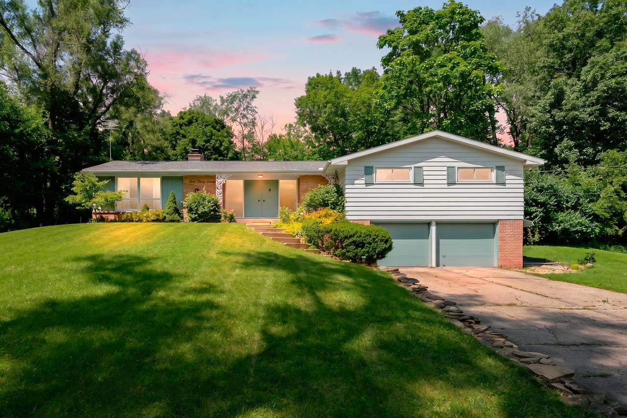 537 Parkdale Boulevard - Photo 1