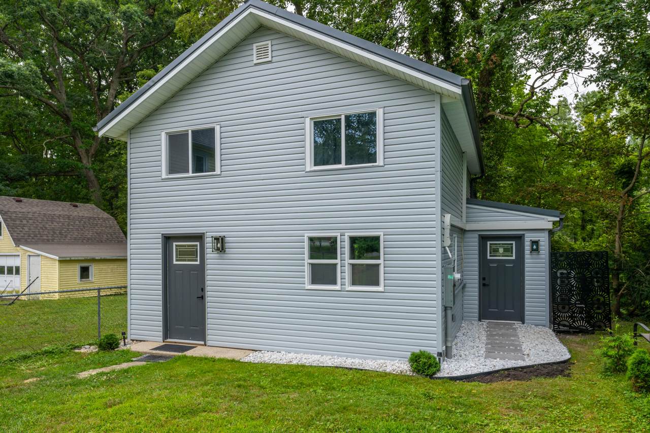 411 Paw Paw Avenue - Photo 1