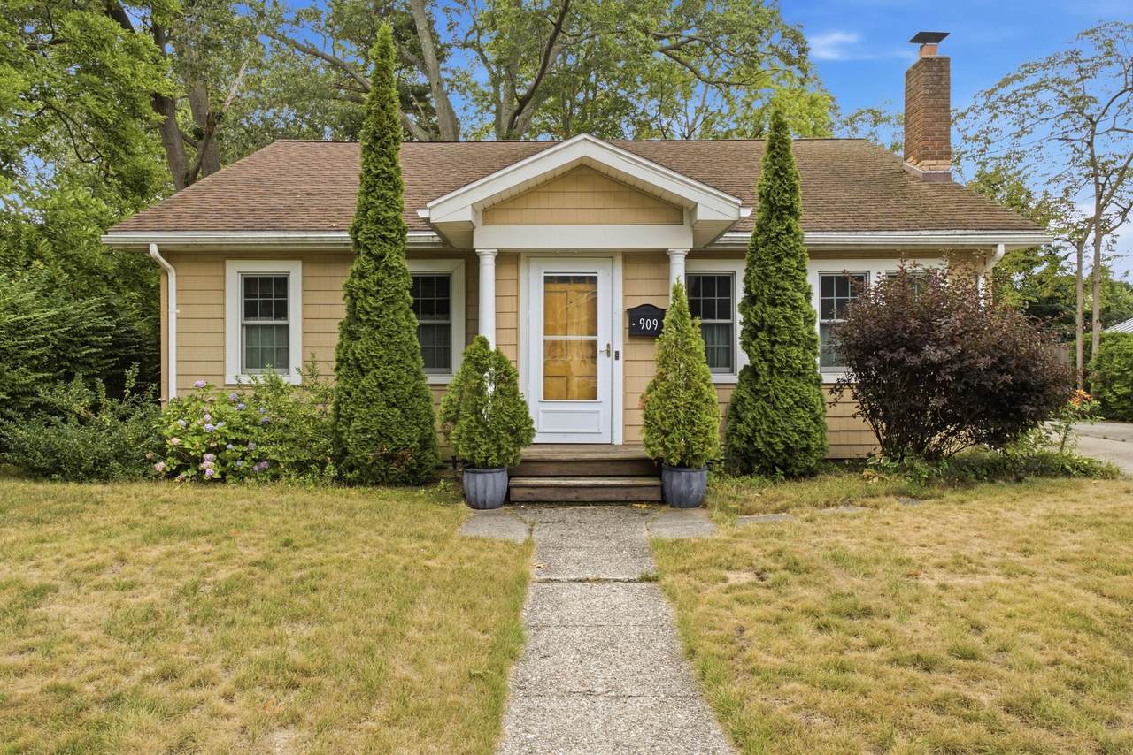 909 Moulton Avenue - Photo 1