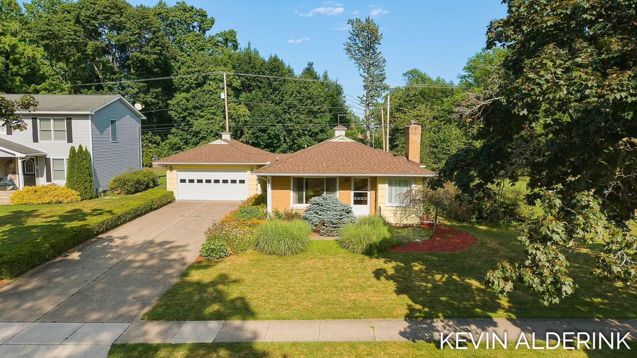 627 Hall Boulevard - Photo 1