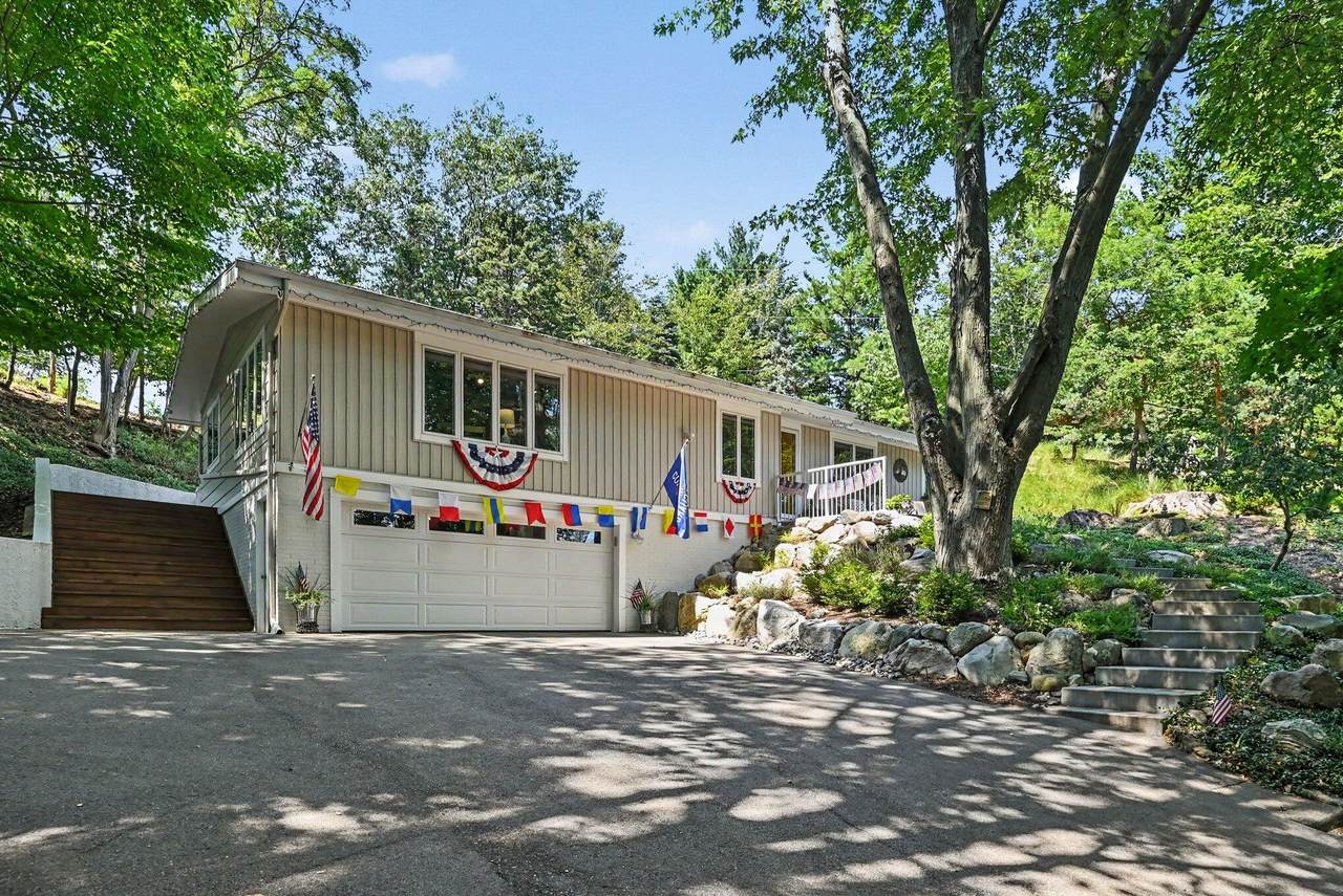 405 Slayton Avenue - Photo 1