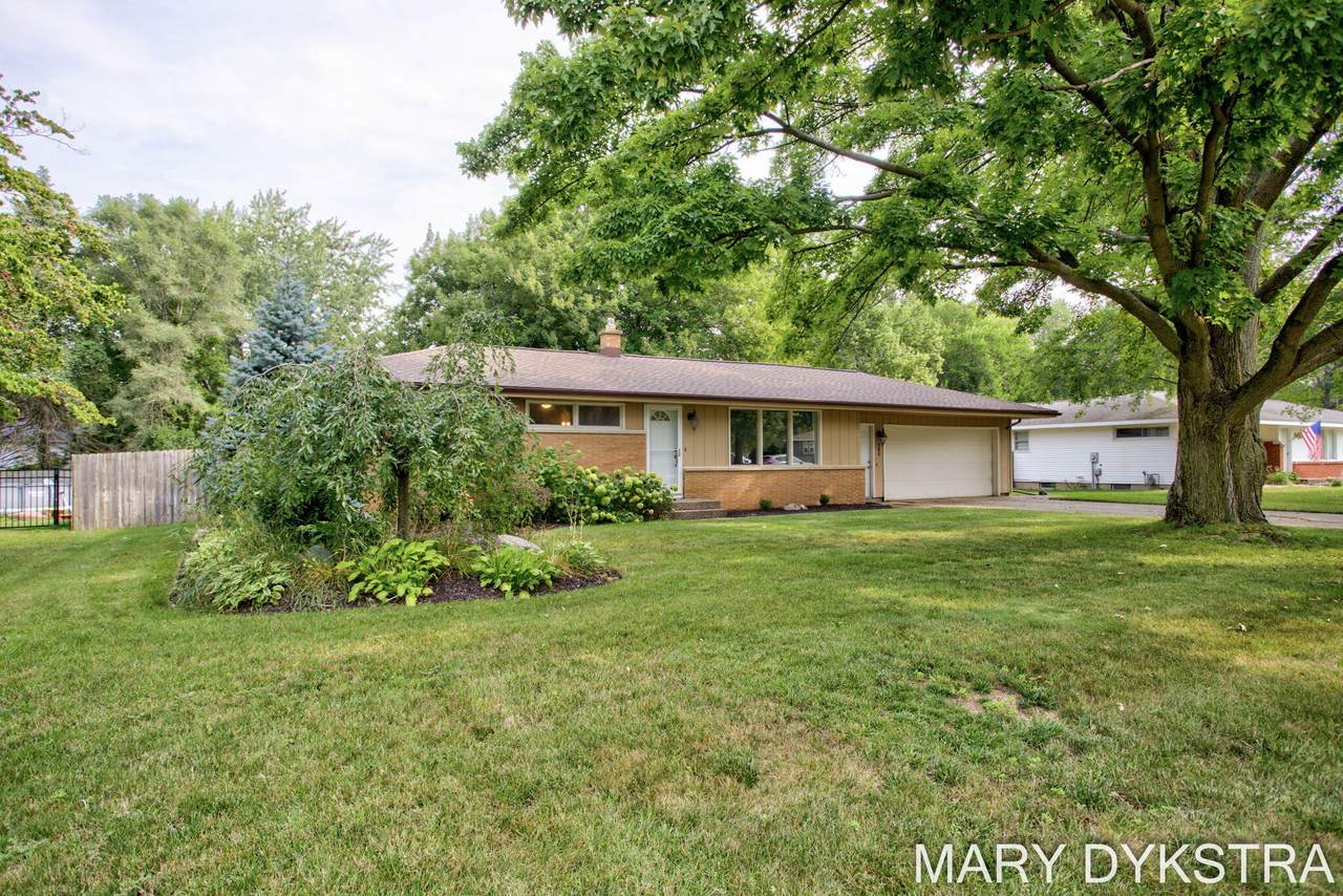585 Huizenga Avenue - Photo 1