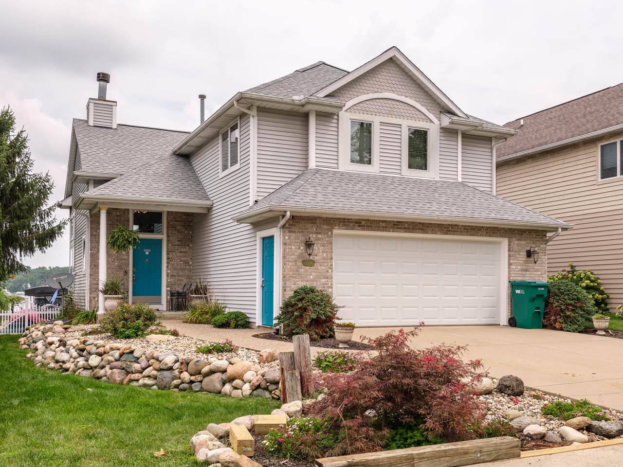 1821 Lakeview Drive - Photo 1