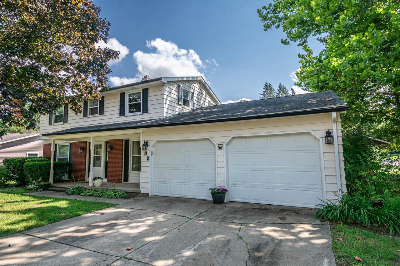 102 Lincolnwood Drive - Photo 1