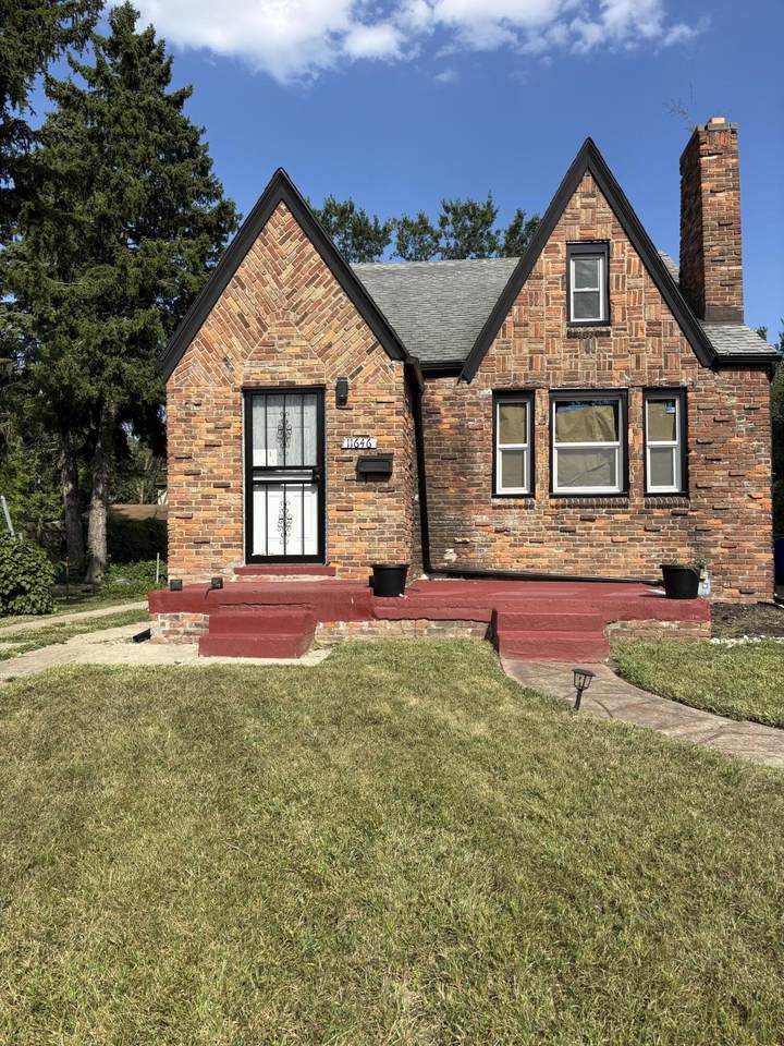 11646 Glastonbury Avenue - Photo 1