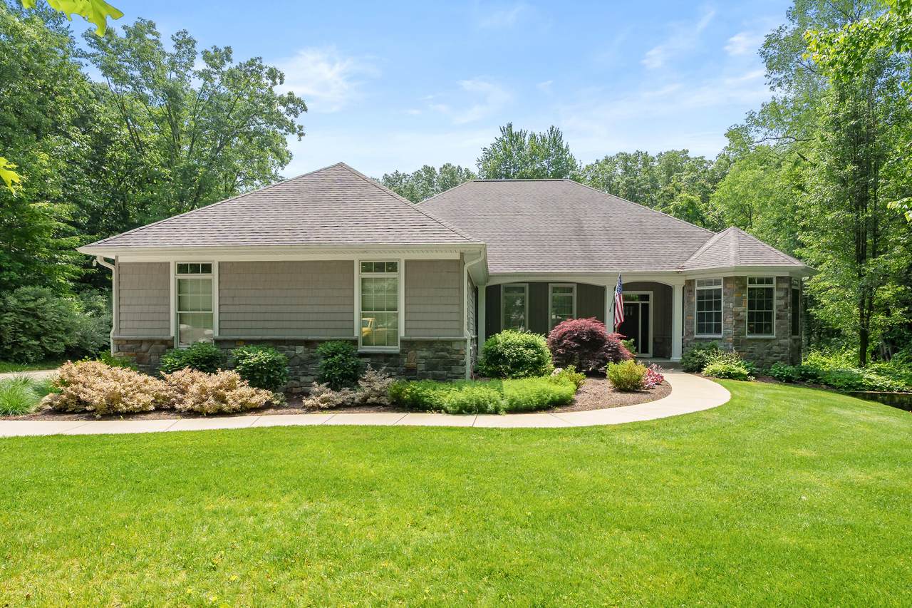 9157 Highland View Drive - Photo 1