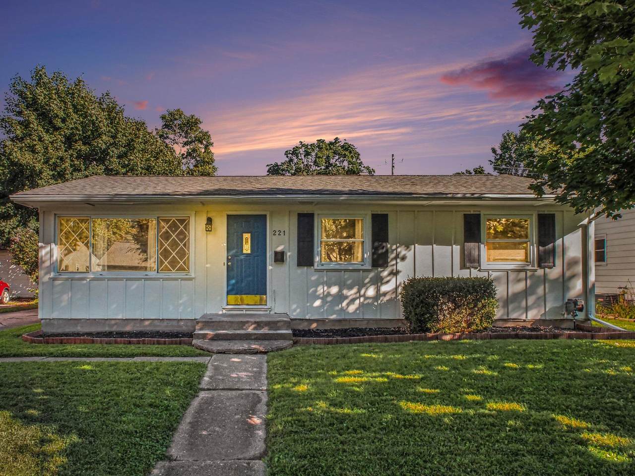 221 Cloverland Drive - Photo 1