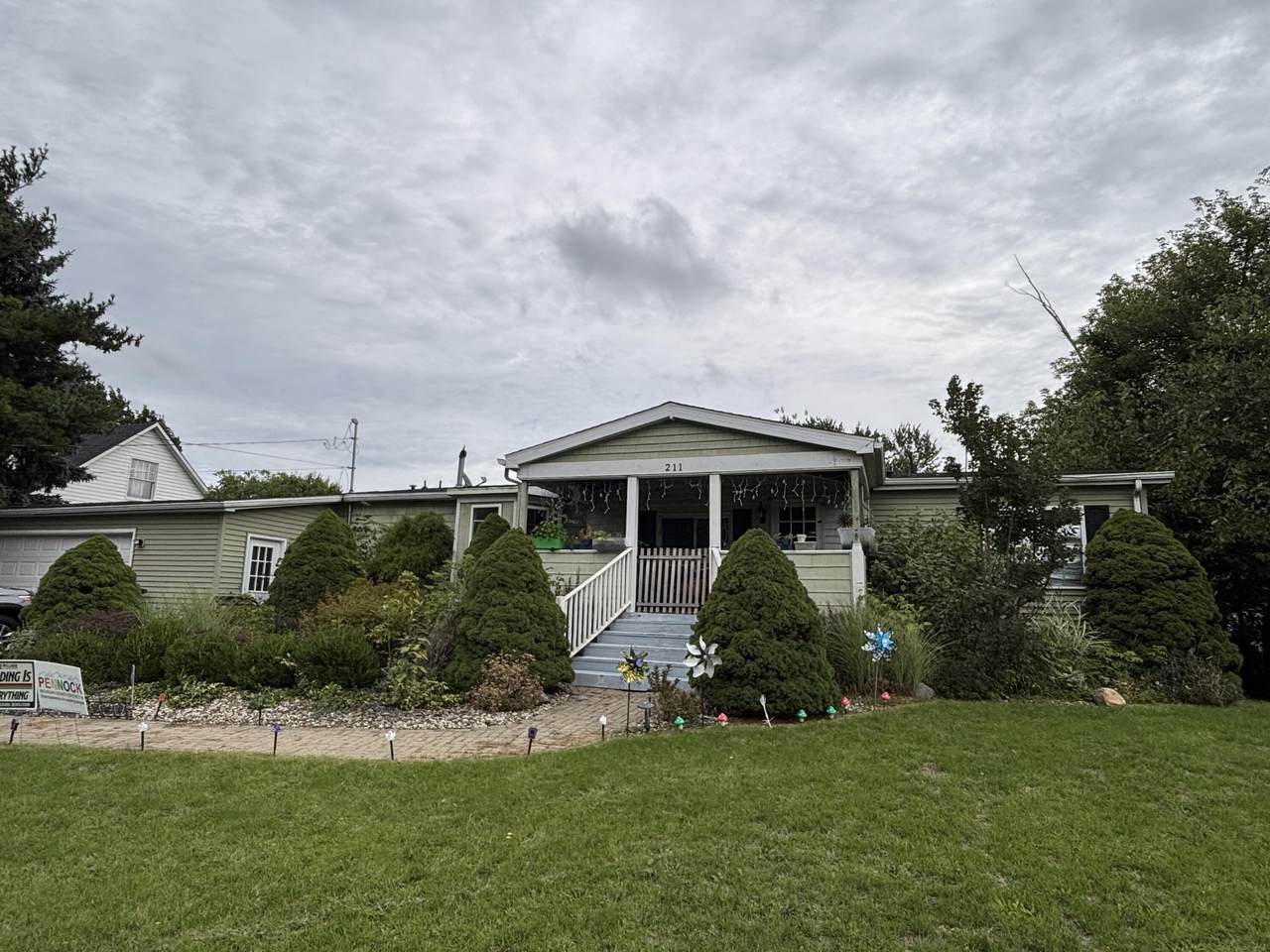 211 24th Street - Photo 1