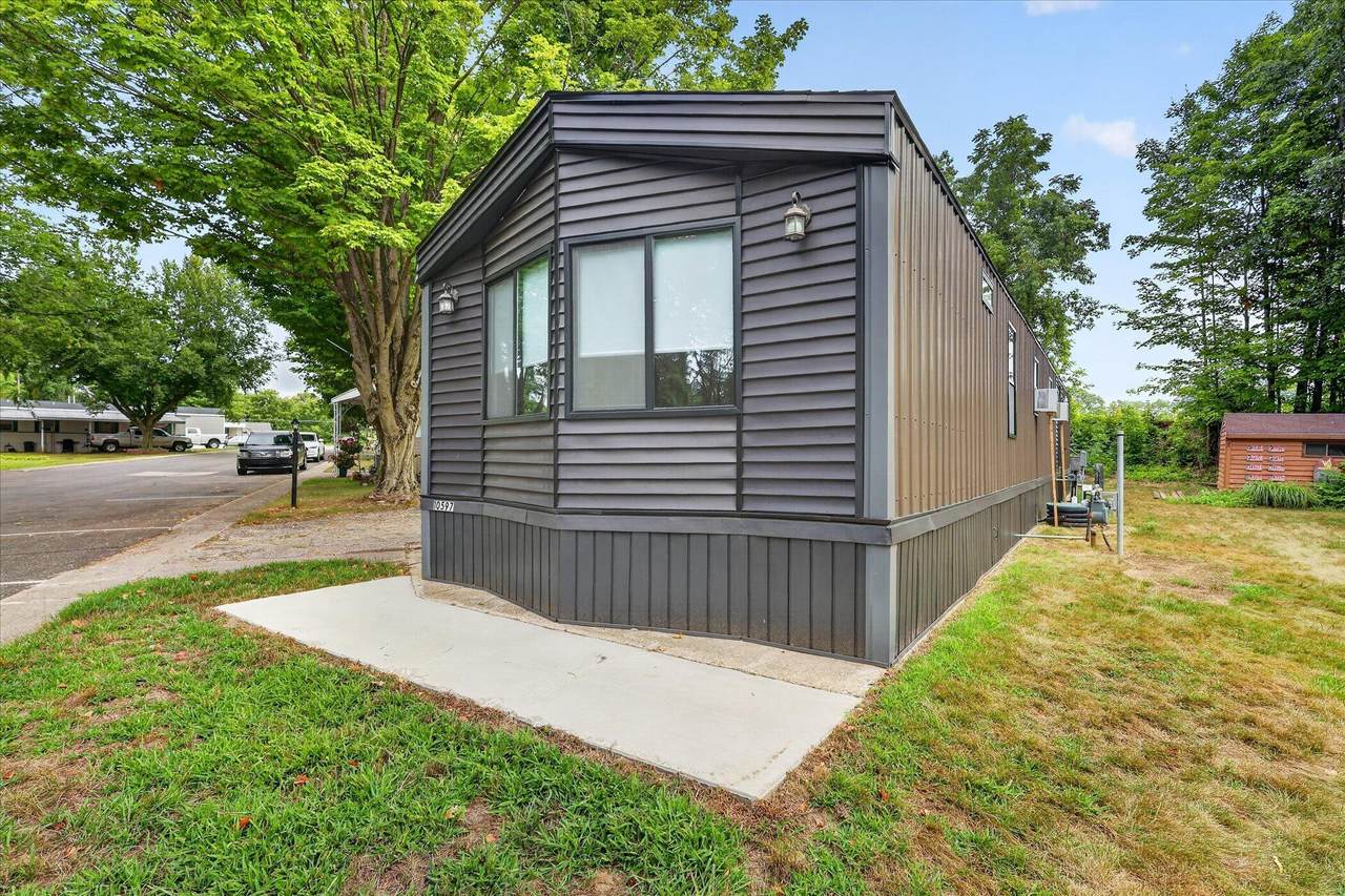 10597 Peachtree Street - Photo 1