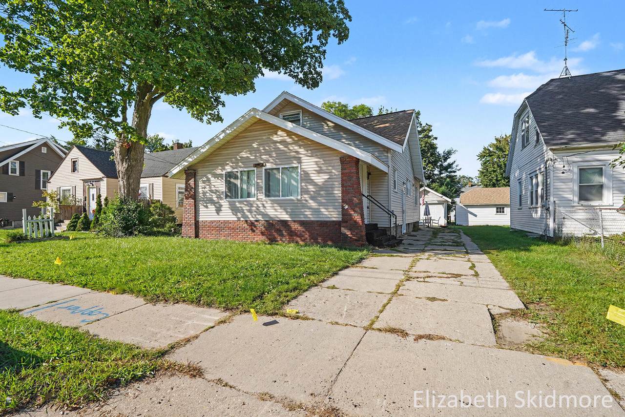 1037 Burton Street - Photo 1