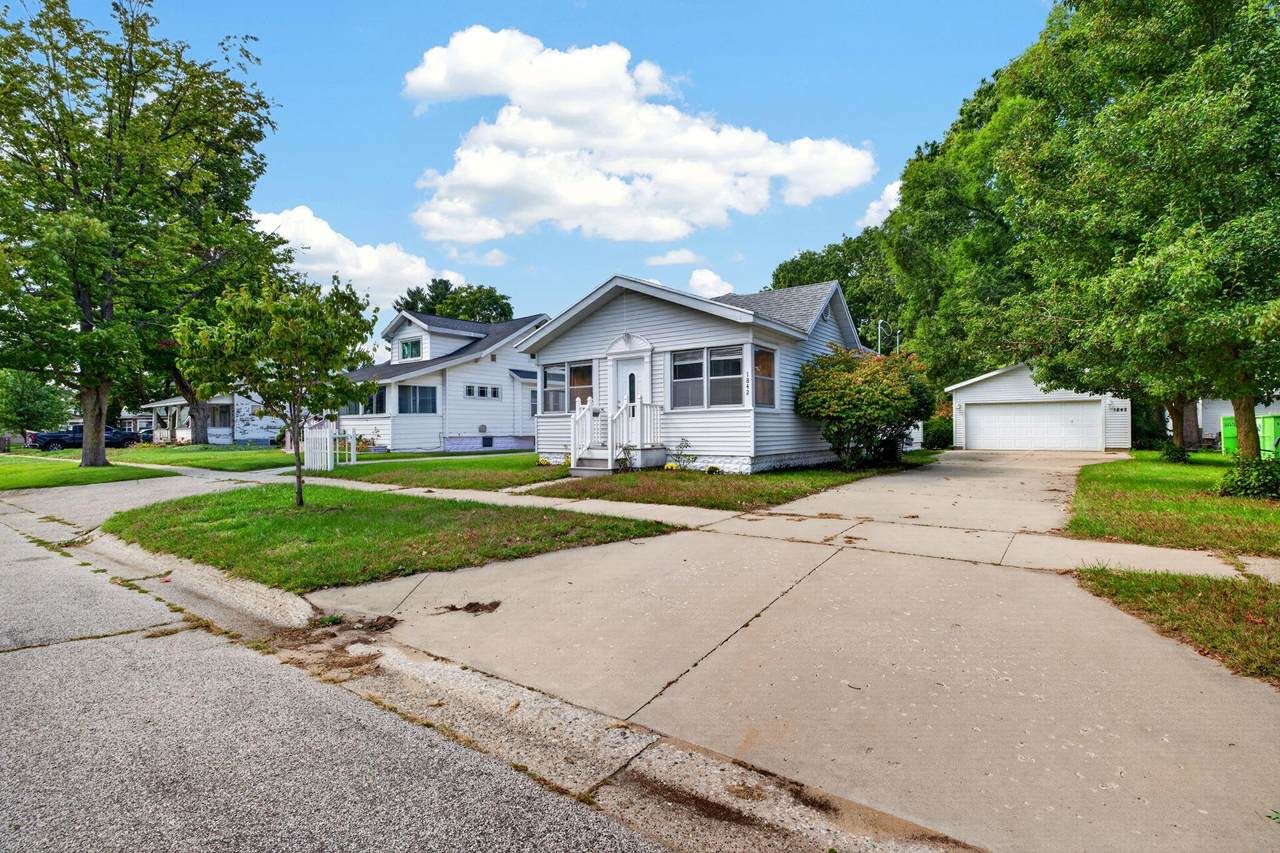 1842 Mills Avenue - Photo 1