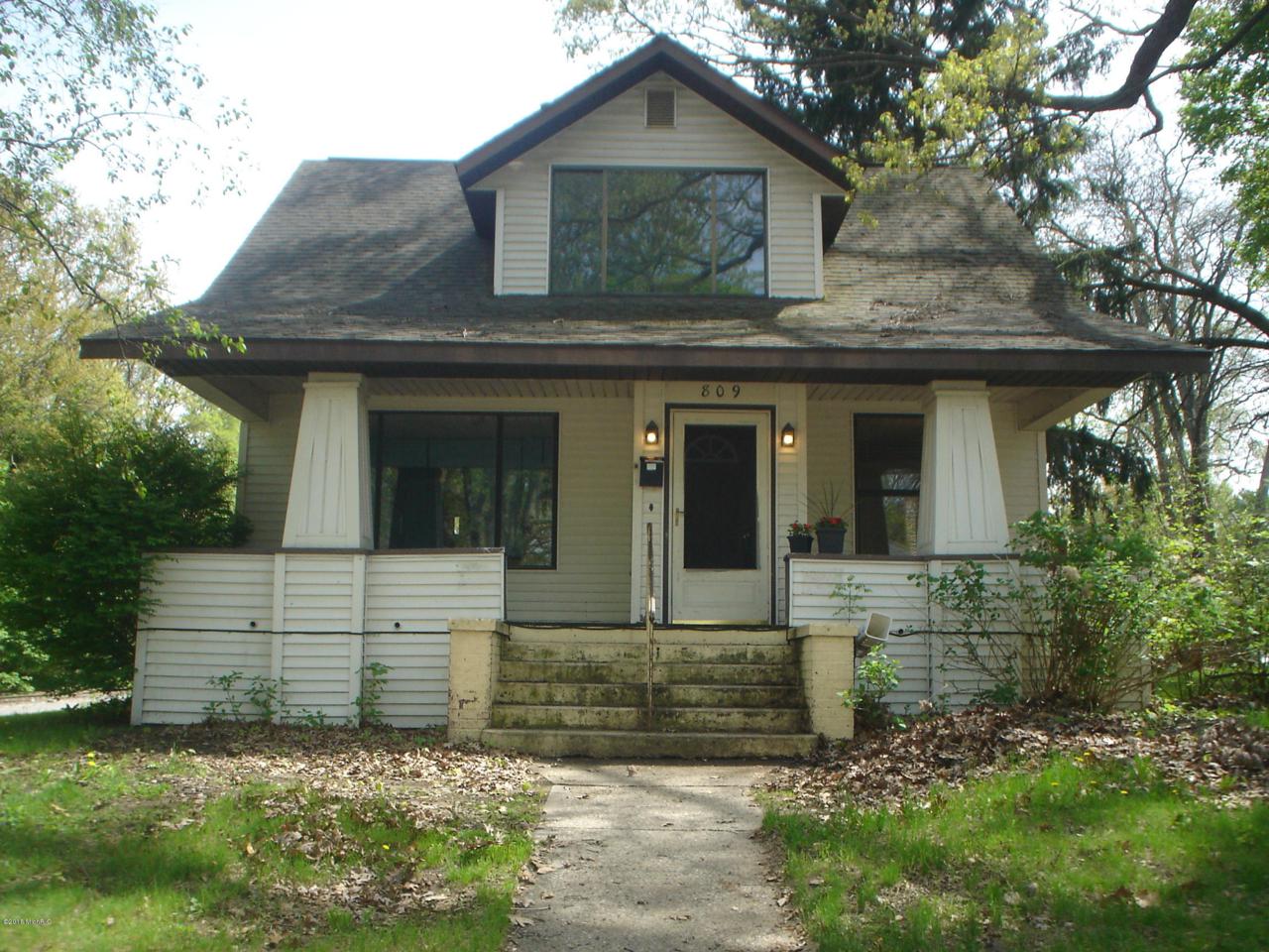 809 Forest Avenue - Photo 1