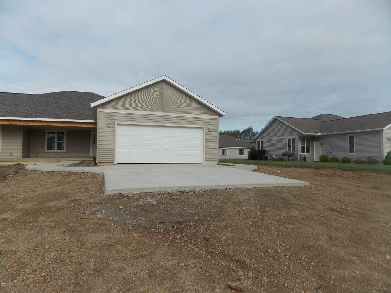 140 Oakwood Drive - Photo 1