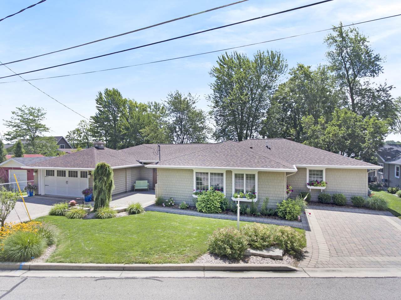 696 Lakeview Drive - Photo 1