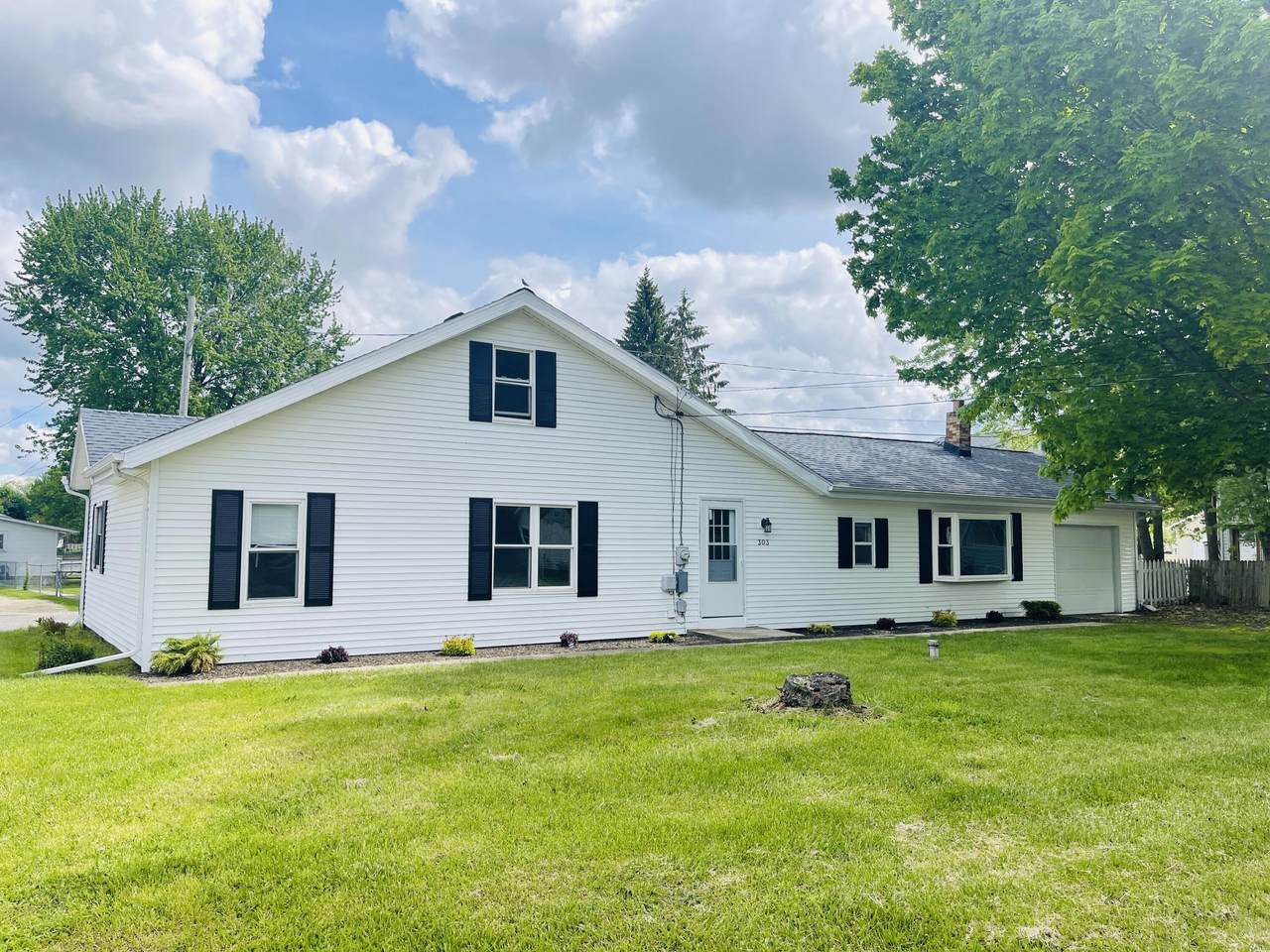 303 Lakeside Drive - Photo 1
