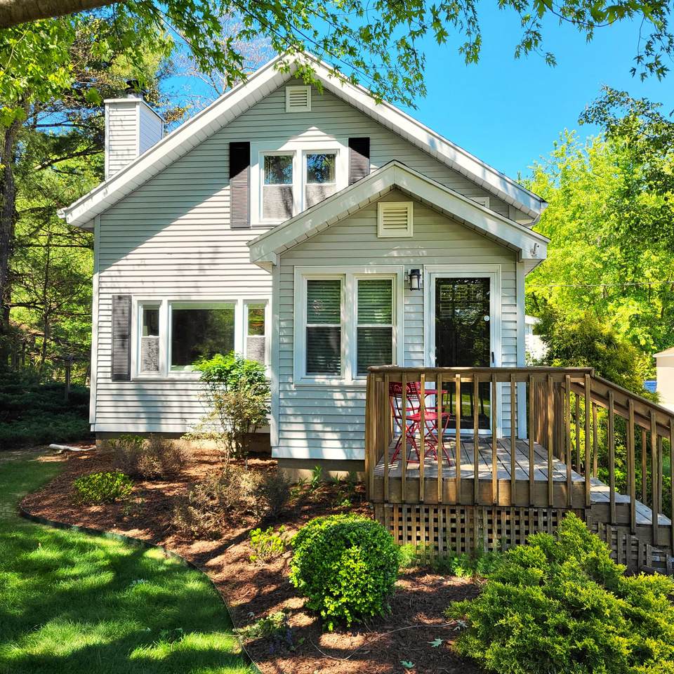 8605 East - Photo 1