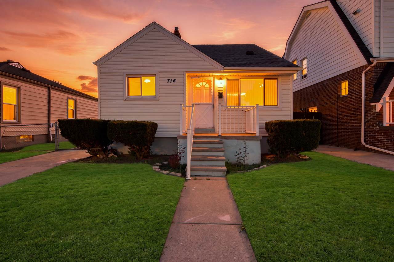 716 Mayflower Avenue - Photo 1