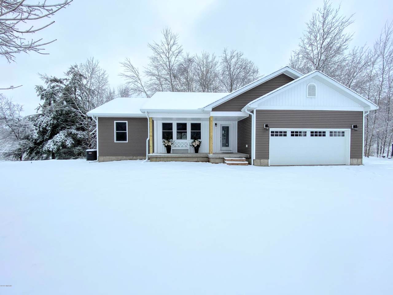 21595 University Drive - Photo 1