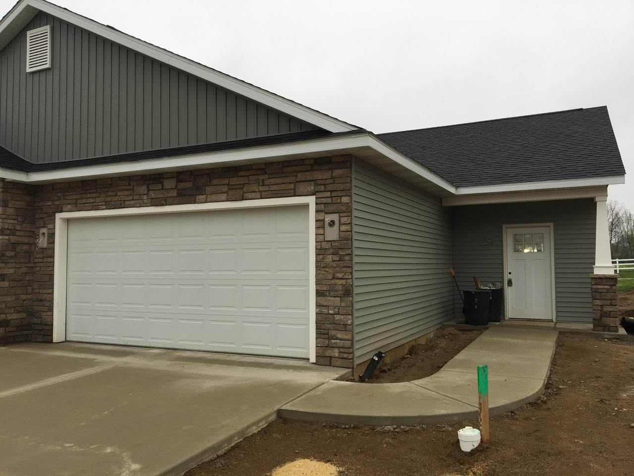 125 Lexington Pointe Drive - Photo 1