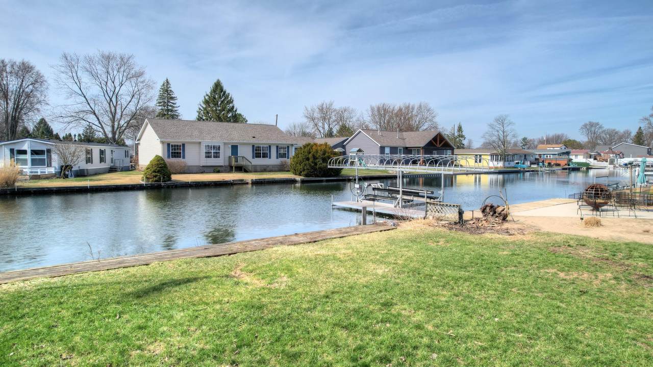 4386 Lynden Road - Photo 1