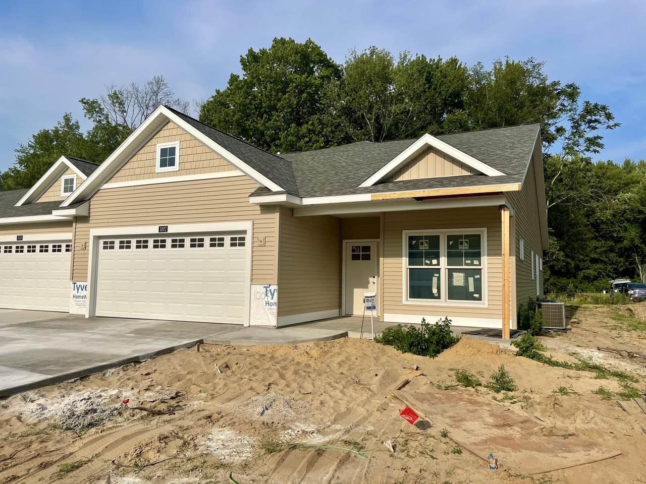 1007 Maplewood Court - Photo 1