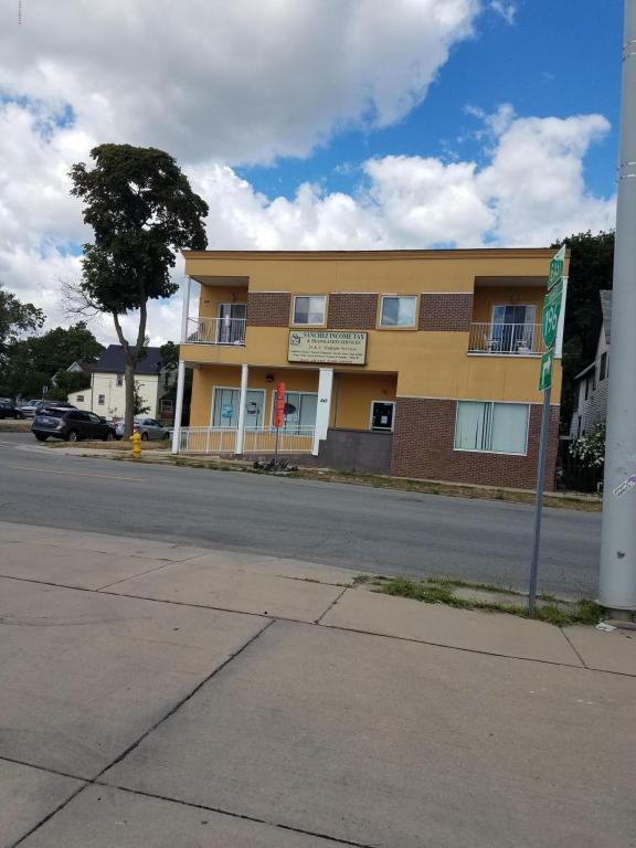 843 Grandville Avenue - Photo 1