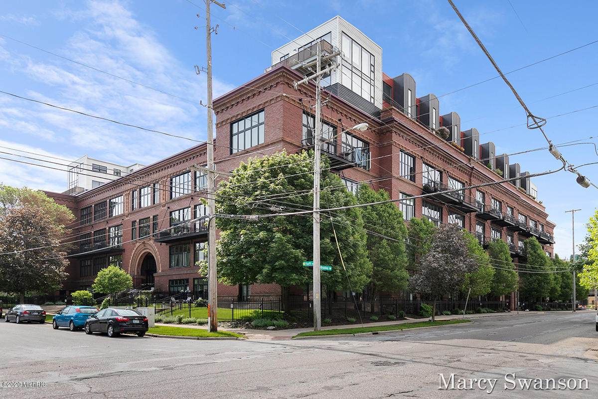 600 Broadway Avenue - Photo 1