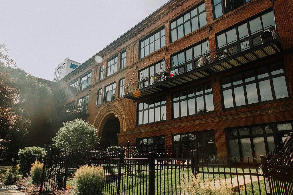 600 Broadway Avenue - Photo 1