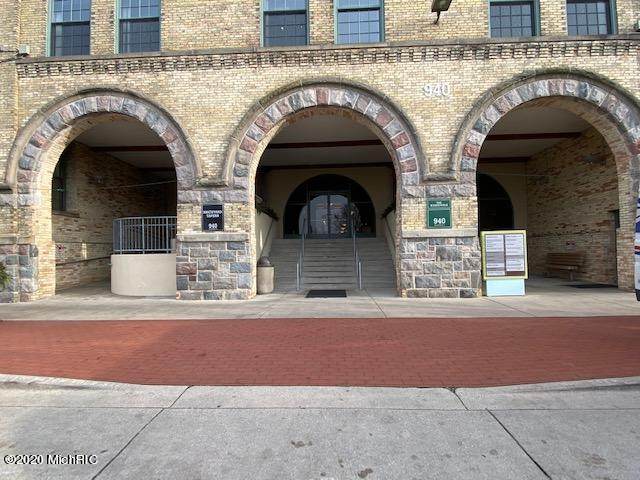 940 Monroe Avenue - Photo 1