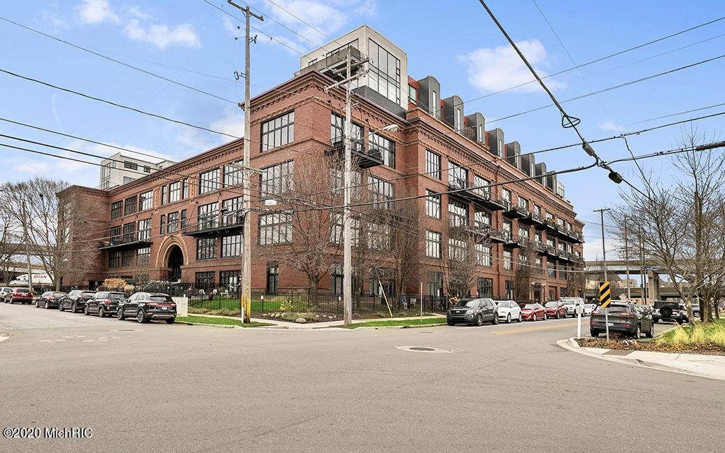 600 Broadway Avenue - Photo 1