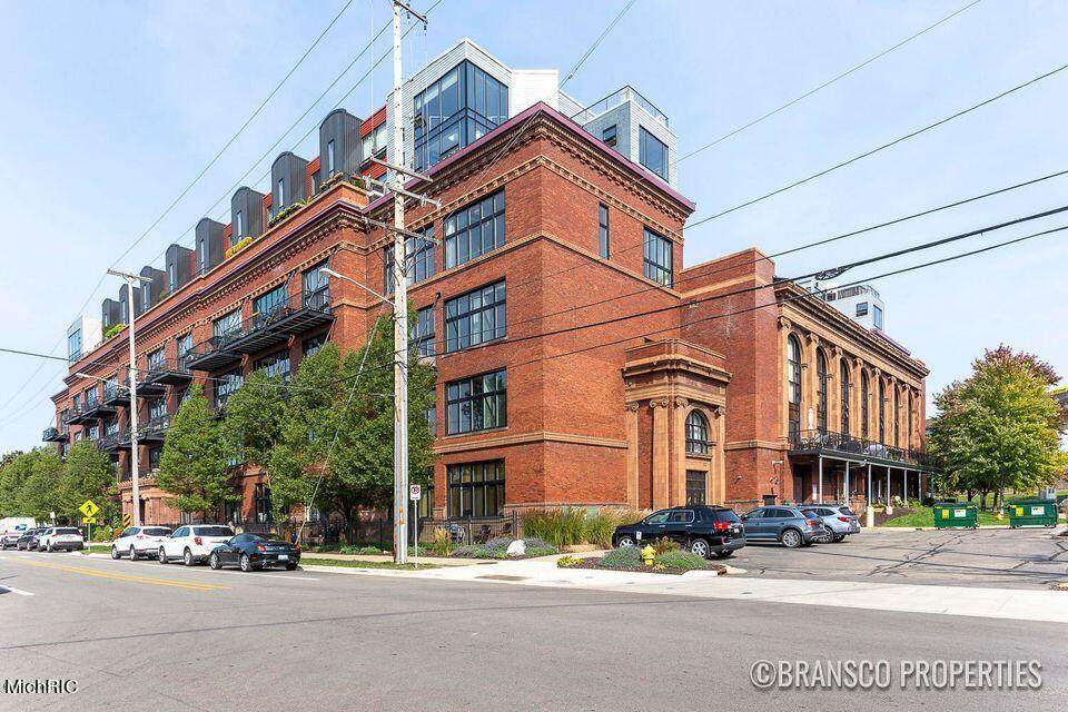 600 Broadway Avenue - Photo 1