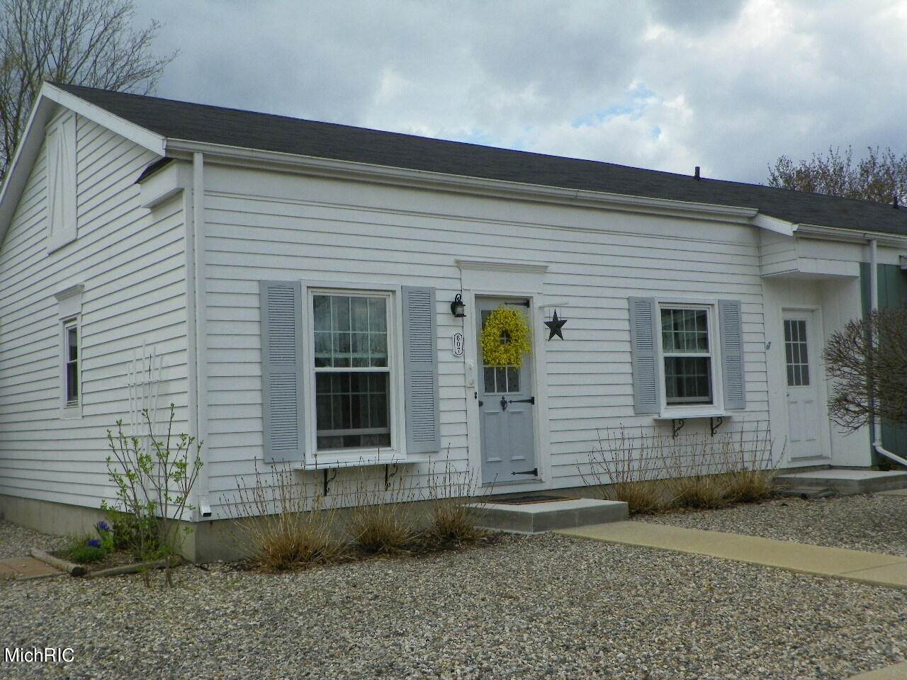 607 Carriage Lane - Photo 1