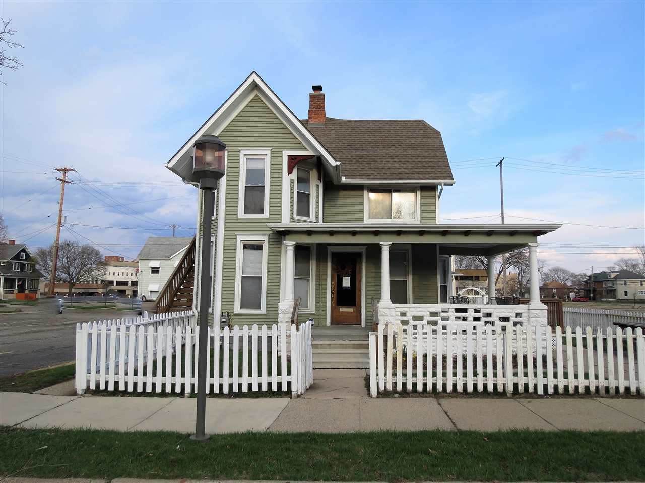 207 First St - Photo 1
