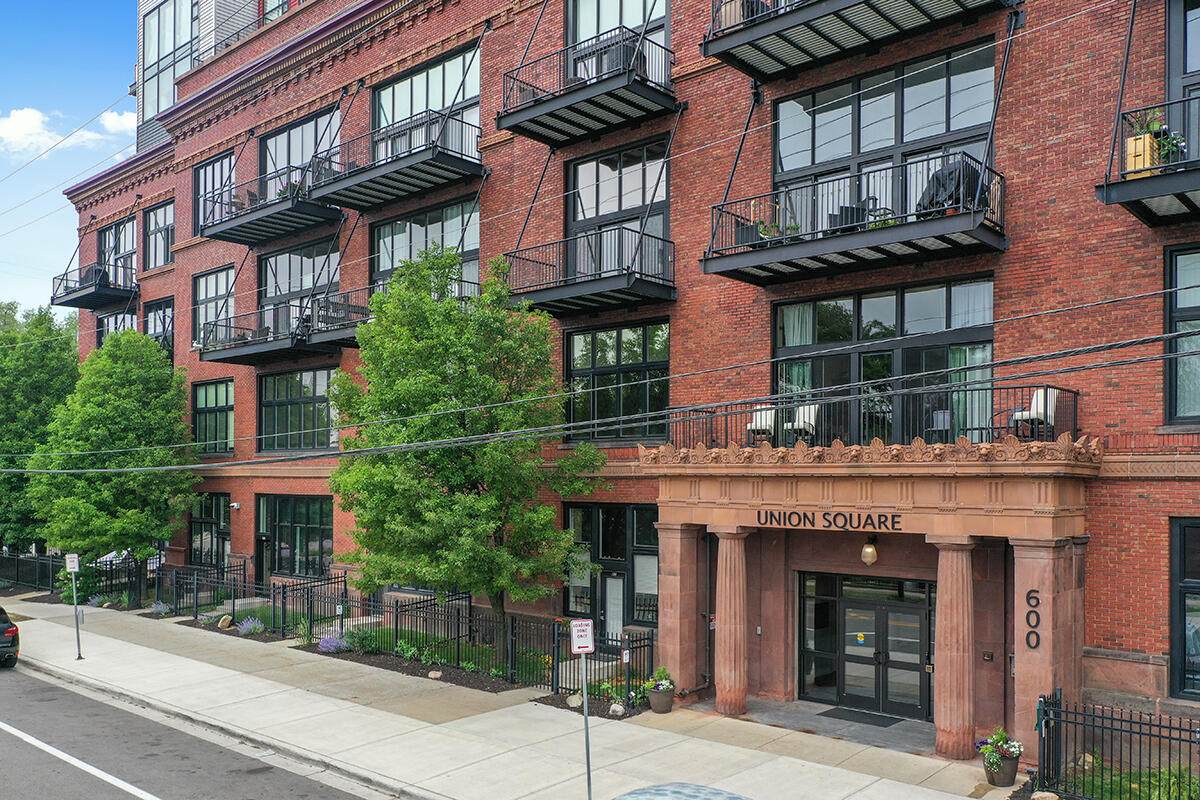 600 Broadway Avenue - Photo 1